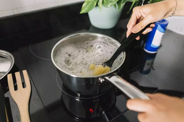 Rút điện sau khi sử dụng làm giảm tuổi thọ bếp điện từ có đúng không?