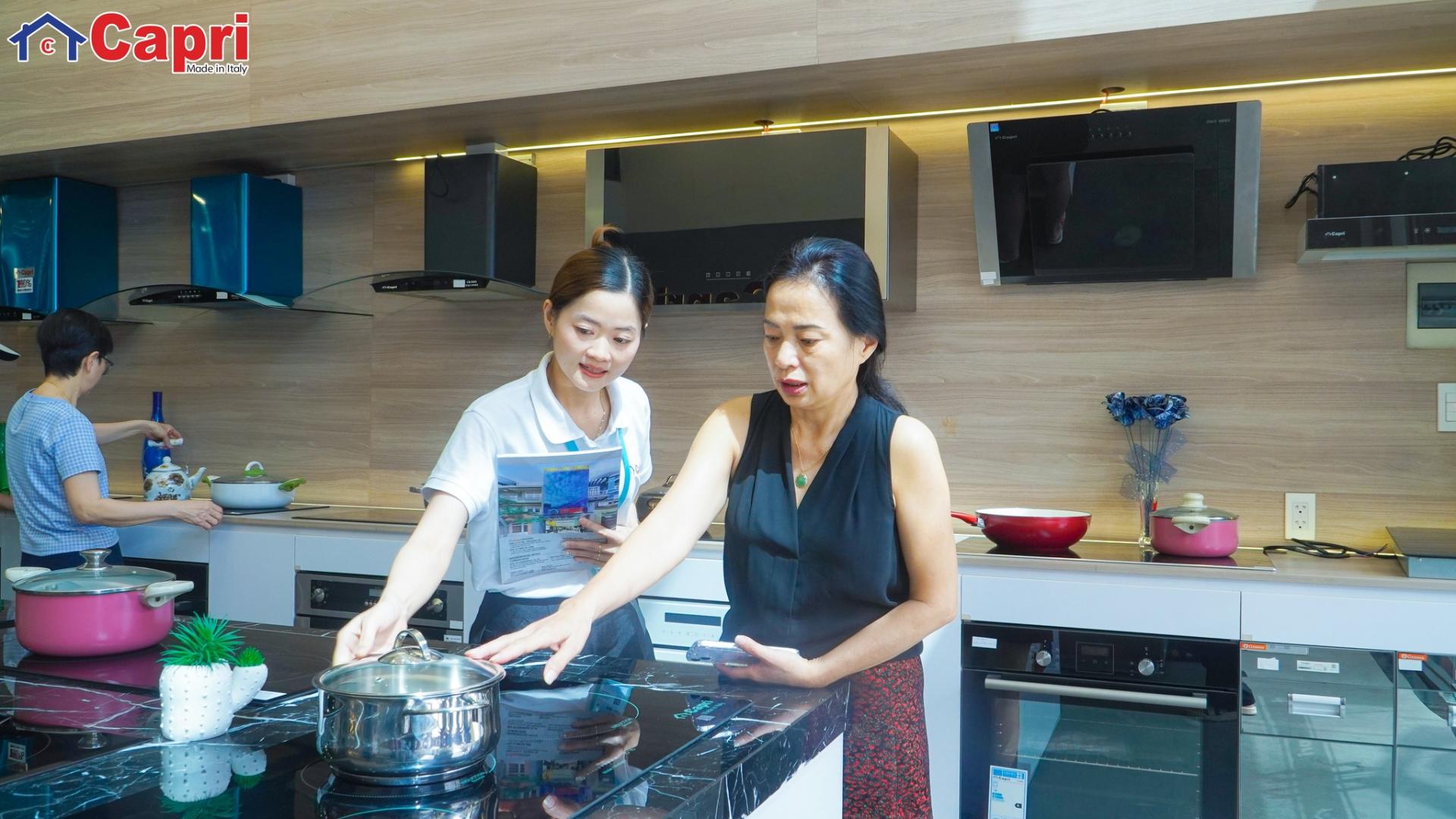 Xem sản phẩm trực tiếp tại showroom Capri Việt Nam