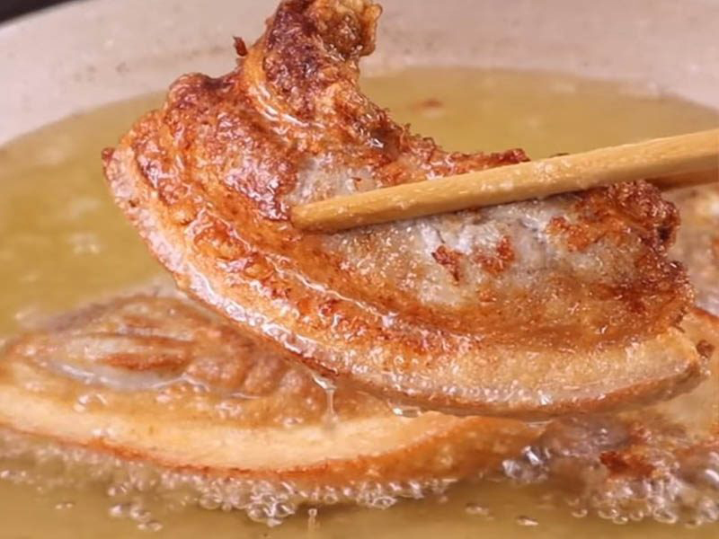 Chiên thịt heo vàng đều hai mặt